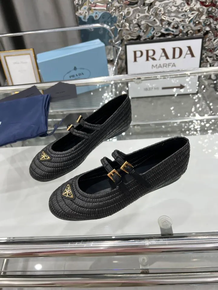 👟👟Ex-factory price 660👟👟 25ss ❤❤PRADA new summer espadrille shoes PRAD summer limited Prada espadrille shoes This time, the ballet shoe silhouette reinterprets the classic from a new seasonal perspective. Prada's summer style reflects the brand's ever-evolving aesthetic 🔥 Softly deconstructed flat silhouettes 🔥 Rooted in a new concept of formal style. 🔥Female elements are reinterpreted with a light attitude, and natural materials enhance the seasonal atmosphere. 🔥Add texture and lazy elegance. The entire pair of shoes has 3888 holes with intricate workmanship. The imported raffia is all hand-woven. The original version is made 1:1. Sizes 35-41 (no rush orders!!!)